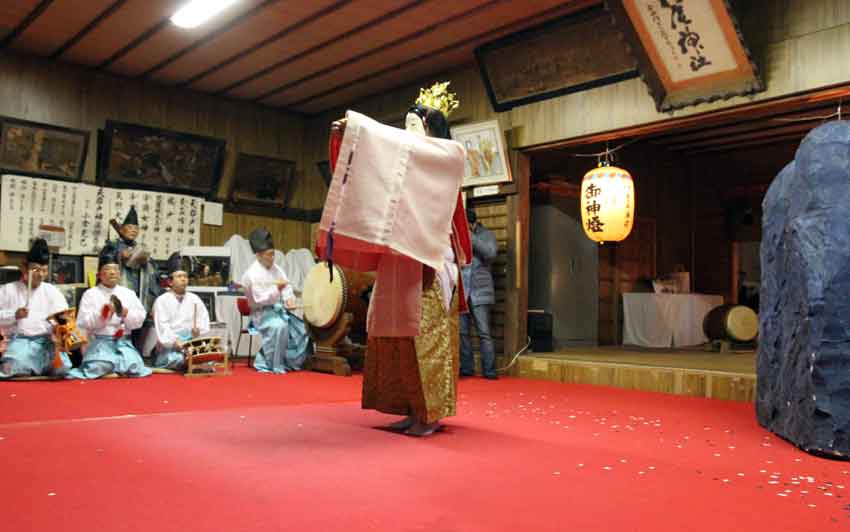 2013年松尾神社「天の岩戸神楽」♪_d0058941_2024637.jpg