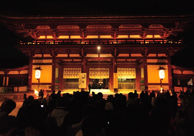 東大寺大仏殿前で元旦を迎える : 気ままな時間を ゆったりと