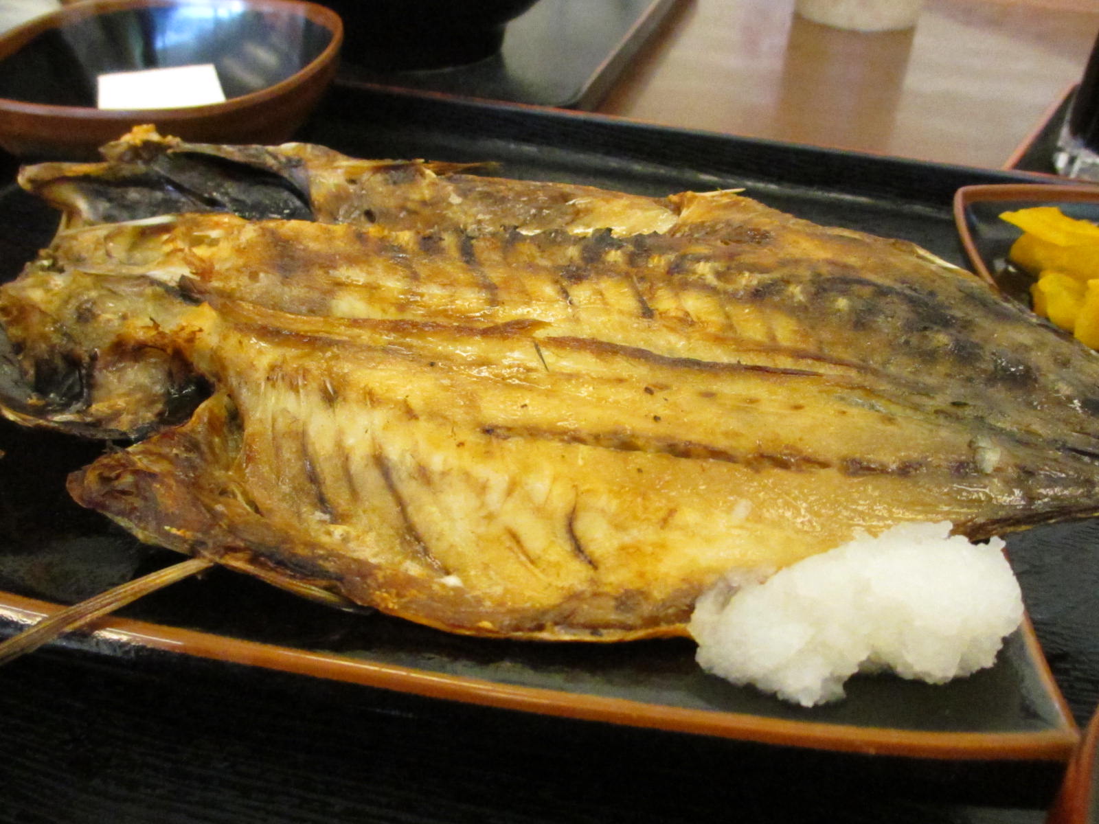 境川ＰＡで「焼魚定食(大)」♪_c0169330_1394224.jpg