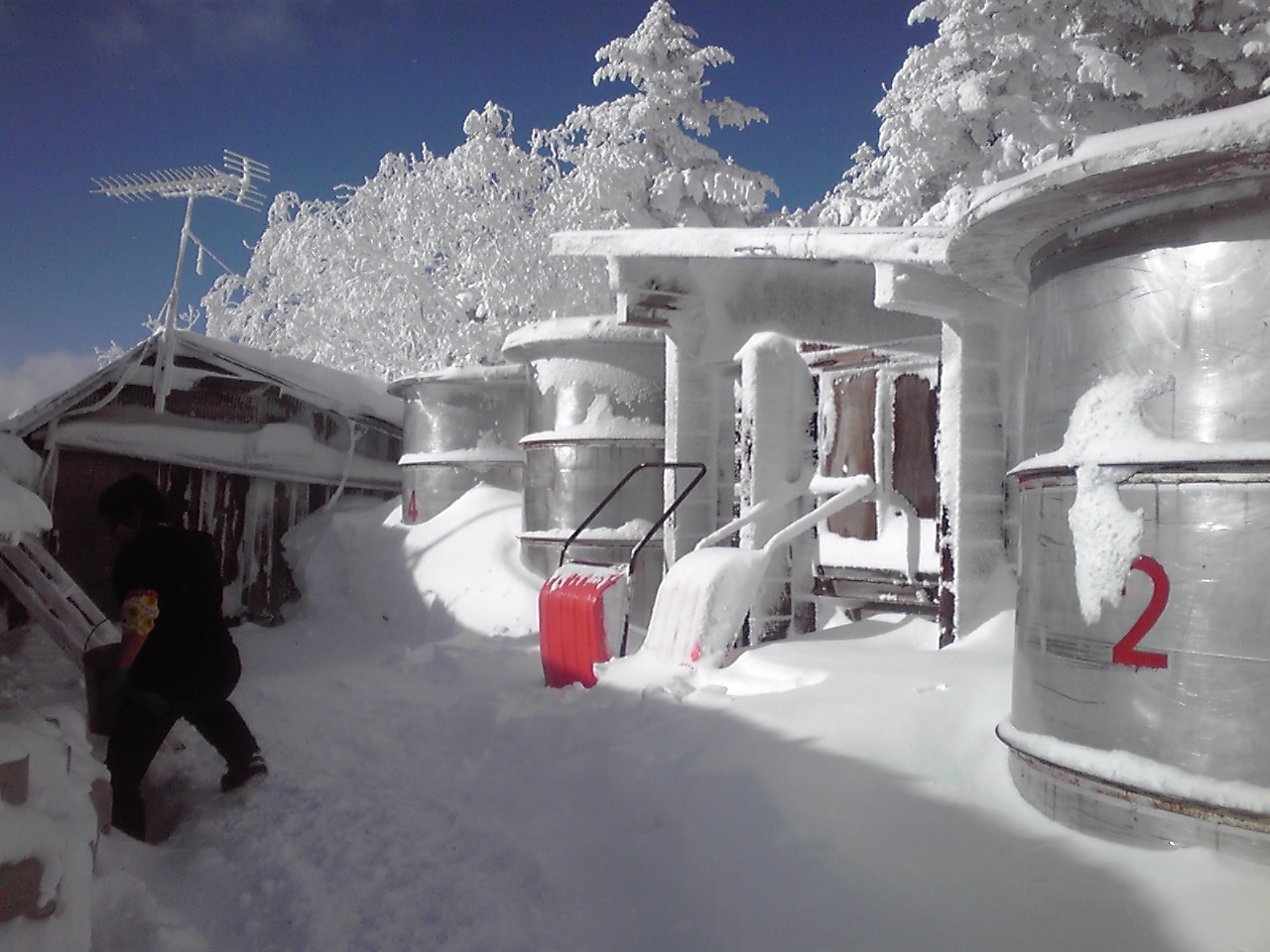 氷割りして小屋の中に運ぶ_e0155231_1352130.jpg