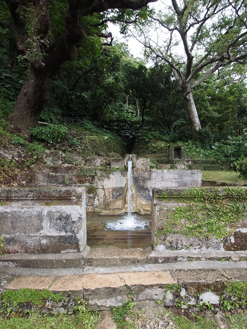 遺跡・パワースポット巡りその１　垣花樋川_b0174345_104090.jpg