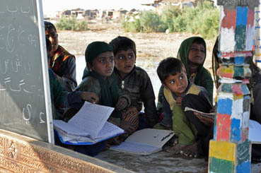 舟の小学校　パキスタン　ムハーナー族（今日の一枚）_d0106555_1565415.jpg