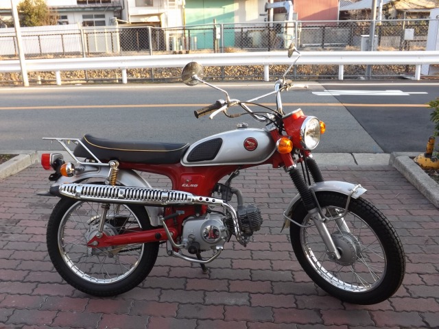 60年代のスクランブラーをイメージさせた個性的なスタイルの50cc