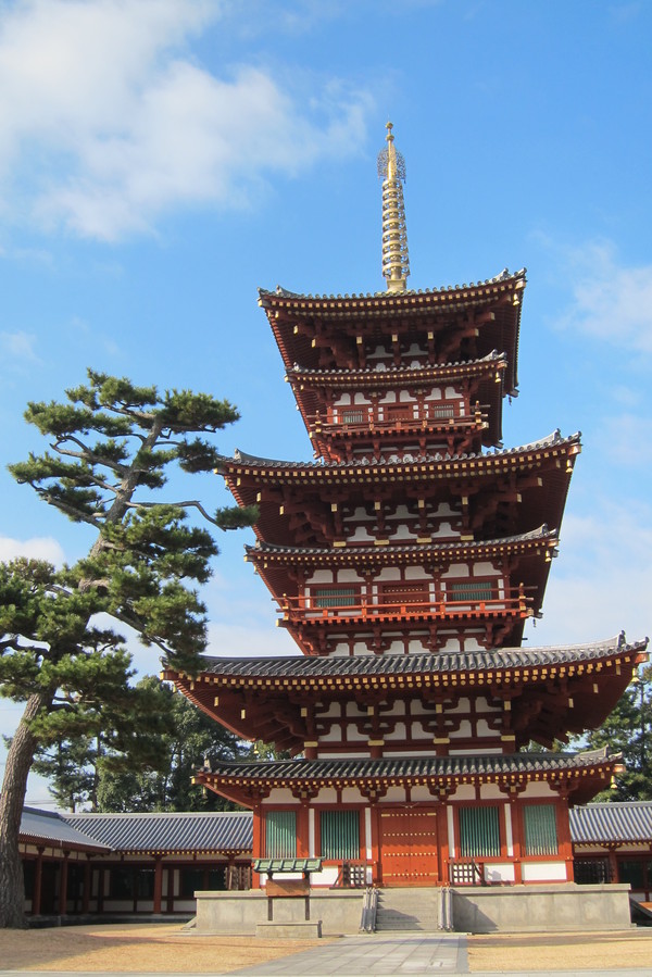 藥師寺の塔秋