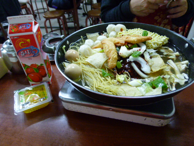 2012 年末ソウル③ 東大門で熱々トッポッキ鍋_d0285416_0405579.jpg