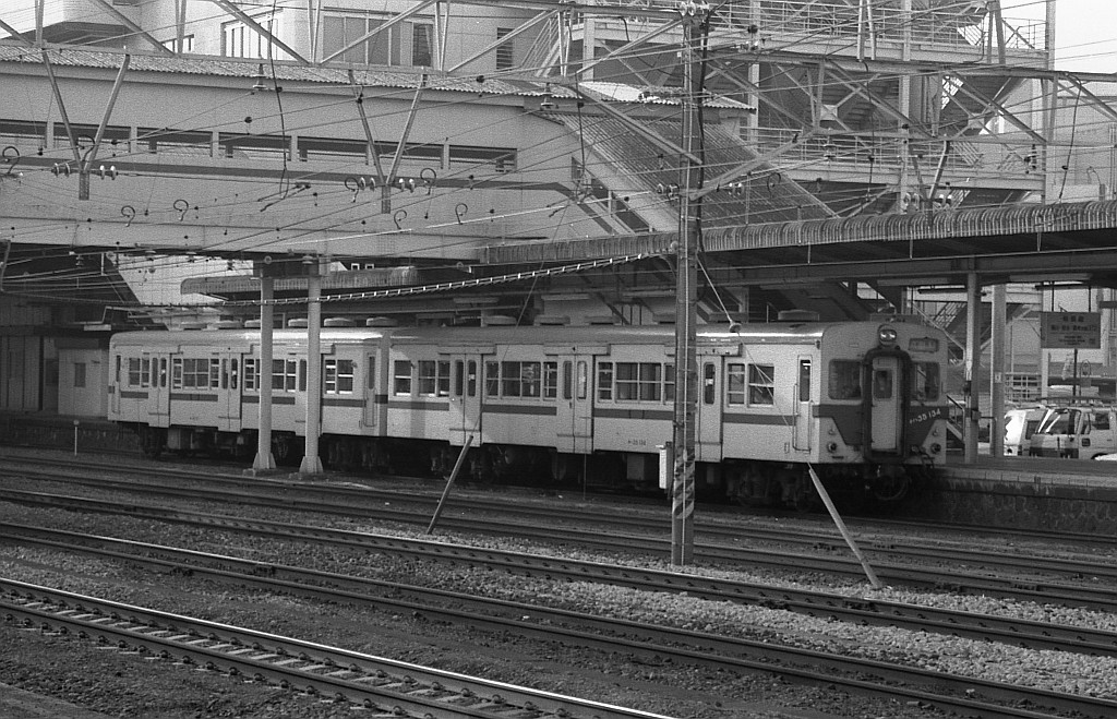 1990年11月 茅ヶ崎にて相模線色キハ35+30_f0203926_23395837.jpg