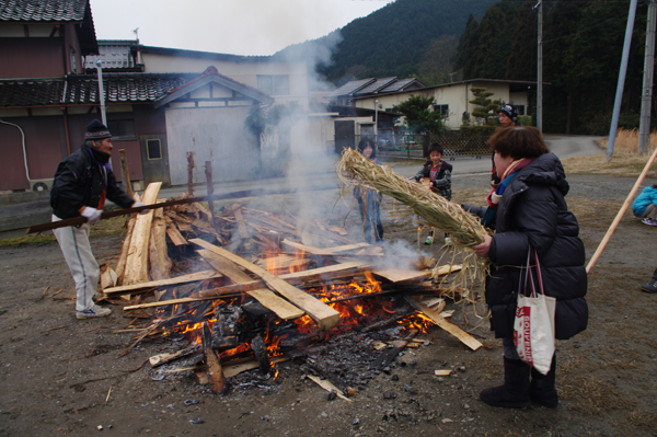 とんど焼きでゲソを焼く。_b0116276_21592010.jpg