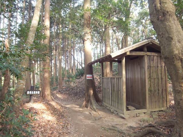 大知波峠廃寺跡～富士見岩～坊ヶ峰　　豊橋自然歩道を歩く_a0271502_1952360.jpg