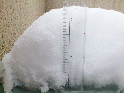 今日は☃12.3cmの降雪計測。15:30くらいに☂になりました。_b0032617_15485320.jpg
