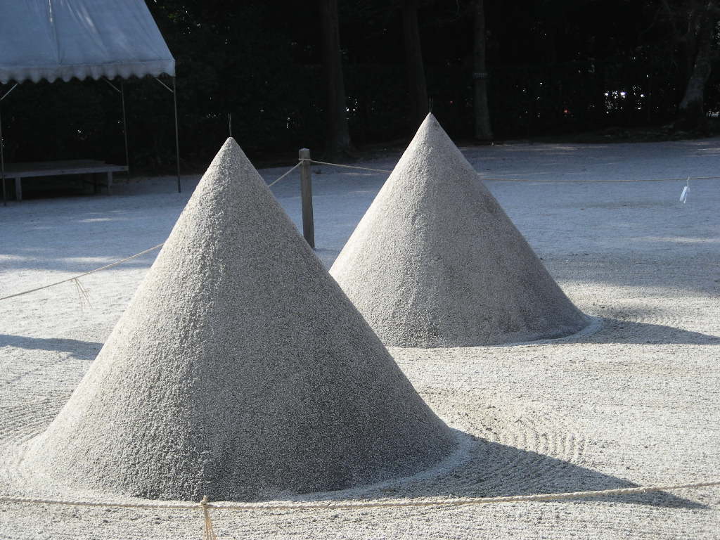 上賀茂神社の「立砂」_e0297347_2111585.jpg