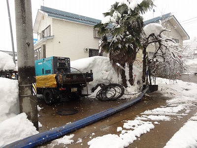 雪の中 井戸掃除 井戸洗浄_a0084753_1622176.jpg