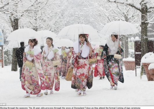 世界に報じられる「成人の日」の日本の美 traditional kimonos and mobile phones_b0007805_0145740.jpg