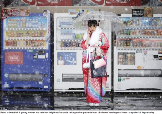 世界に報じられる「成人の日」の日本の美 traditional kimonos and mobile phones_b0007805_0153068.jpg
