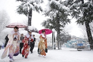 世界に報じられる「成人の日」の日本の美 traditional kimonos and mobile phones_b0007805_02164.jpg