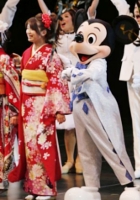 世界に報じられる「成人の日」の日本の美 traditional kimonos and mobile phones_b0007805_0245829.jpg