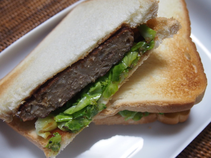 ここまでくると、笑える料理かも　懐かしマルシンのハンバーグに　加賀揚げ丼_f0062122_0491686.jpg