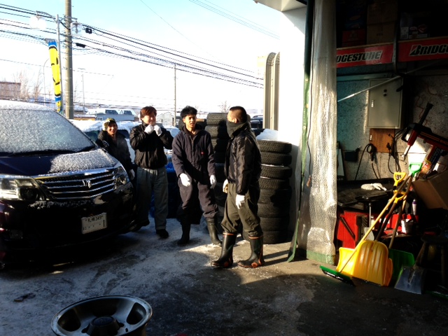朝礼 開店準備中 ハマー ランクル トミー 札幌_b0127002_9443371.jpg