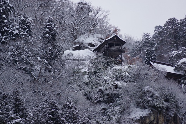 蘇えれ　気仙沼!!、賢者小野寺・茂木大臣・安倍総理　気仙沼へ来て、雪の山寺は最高、地震に耐えた山寺_d0181492_11595062.jpg