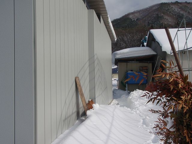 加工所下屋の壁が出来上がりました。_a0256619_20541999.jpg