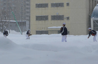 雪降る中での野球部の寒中稽古_a0046429_19351767.jpg