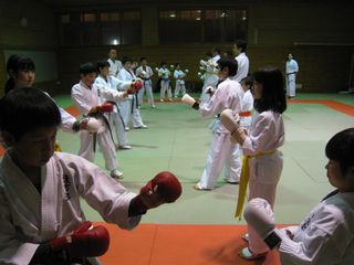 土曜日空手 体験と審査前最終稽古!_c0118332_236472.jpg