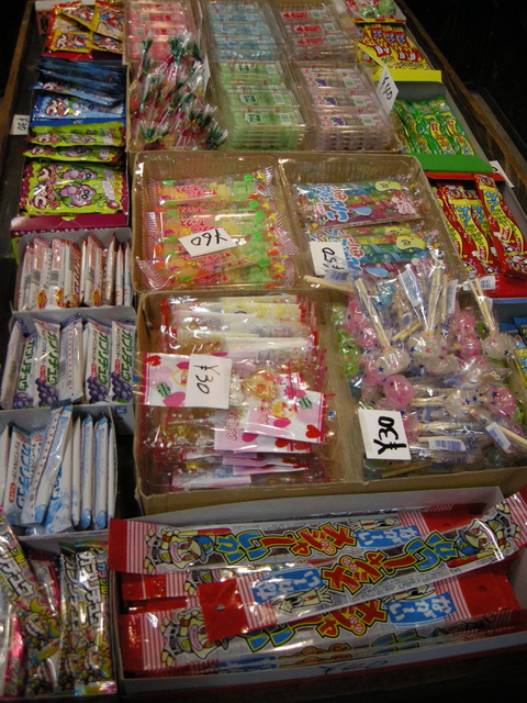 駄菓子屋横丁_d0158582_16403158.jpg