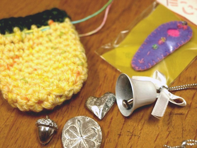 ☆コーンイエローのアクセサリーきんちゃく編み編み☆_c0092953_1814102.jpg
