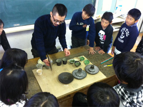 丸甲小学校での陶芸教室、１、２時間目。_b0159687_13585580.jpg