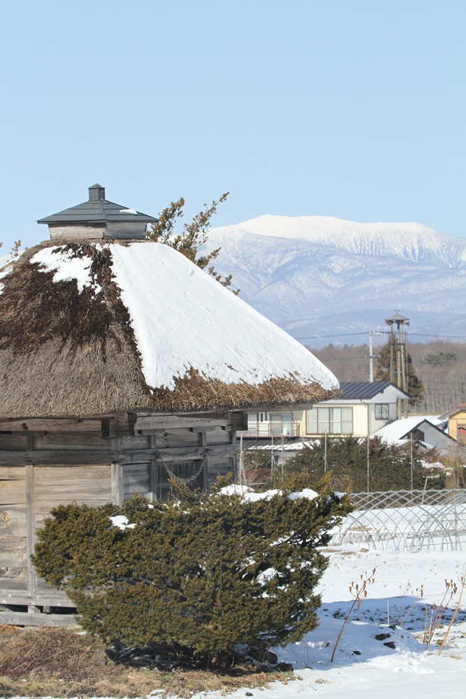 お堂と早池峰_d0109319_7185951.jpg