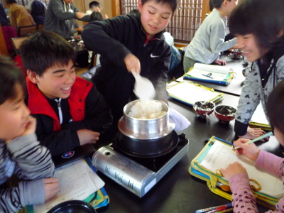 横越小学校、炊飯体験_e0135219_12124635.jpg