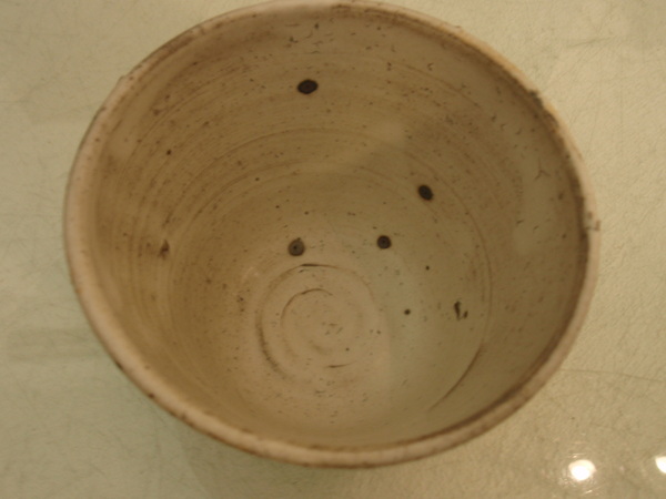 石川裕信さんの黒いお皿、粉引のカップ_b0132442_17395250.jpg