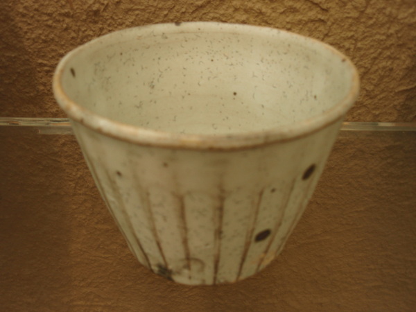 石川裕信さんの黒いお皿、粉引のカップ_b0132442_1739857.jpg