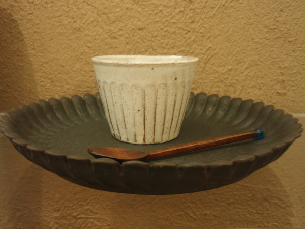 石川裕信さんの黒いお皿、粉引のカップ_b0132442_17413384.jpg