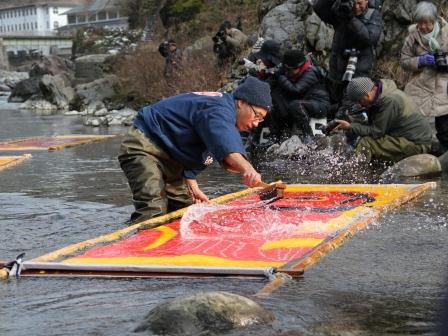 郡上本染　鯉のぼりの寒ざらし_f0173652_812719.jpg