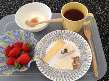 朝ごはん　もんちゃんちの苺とフェルミエのチーズ_e0134337_10455657.jpg