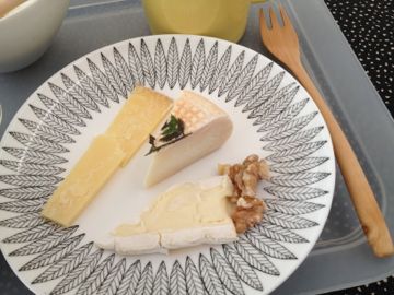 朝ごはん もんちゃんちの苺とフェルミエのチーズ_e0134337_10462585.jpg