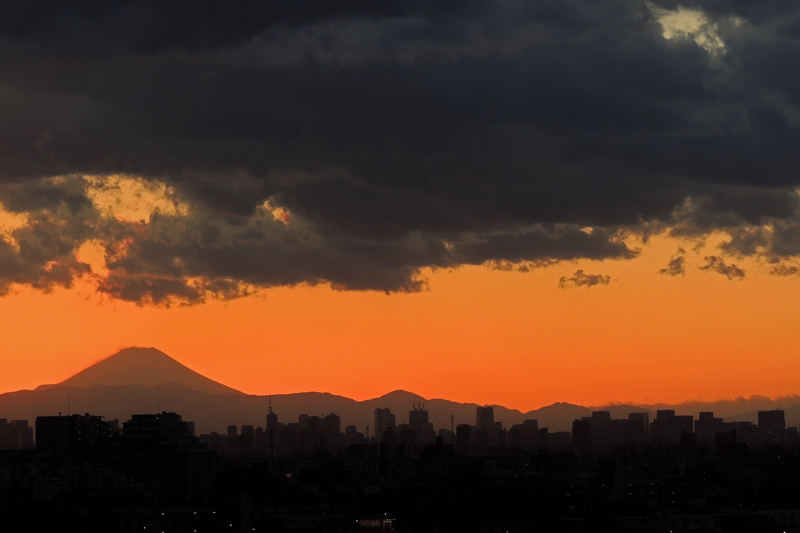 今日の夕富士と東京スカイツリー_e0289657_17433621.jpg