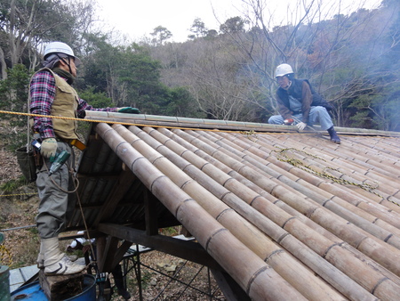 「バンブーハウス」竹屋根葺き替え作業ほぼ完了　in  孝子の森_c0108460_1818118.jpg