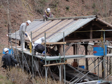 「バンブーハウス」竹屋根葺き替え作業ほぼ完了　in  孝子の森_c0108460_18195479.jpg