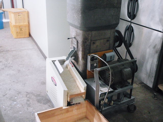 精米機に石抜き機を取りつけた。_a0256619_20343035.jpg