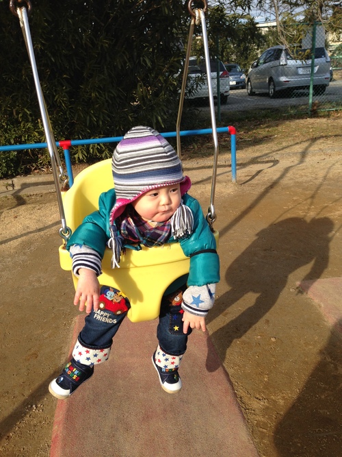 はじめてのブランコ_a0267942_2030555.jpg