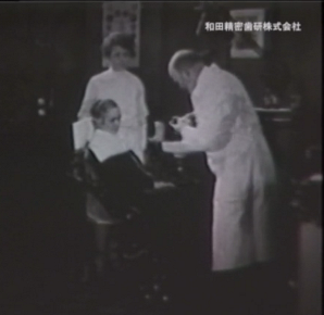 1929年製作された映像には、ギージー教授自らこの咬合器を使って義歯の製作にあたっておられる。_b0115553_11143485.png