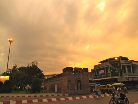 夕暮れ時の怪しげな雲：そして雨・・雨後の古い映画の様な屋台情景（チェンマイ）_b0051109_12464433.jpg