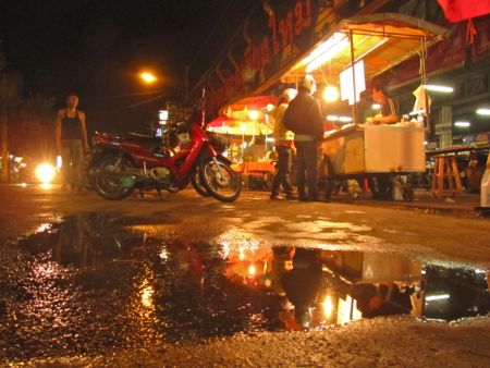 夕暮れ時の怪しげな雲：そして雨・・雨後の古い映画の様な屋台情景（チェンマイ）_b0051109_12543692.jpg