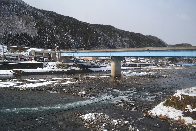 積雪の地域差(長良川鉄道の車窓から)_a0055650_914262.jpg