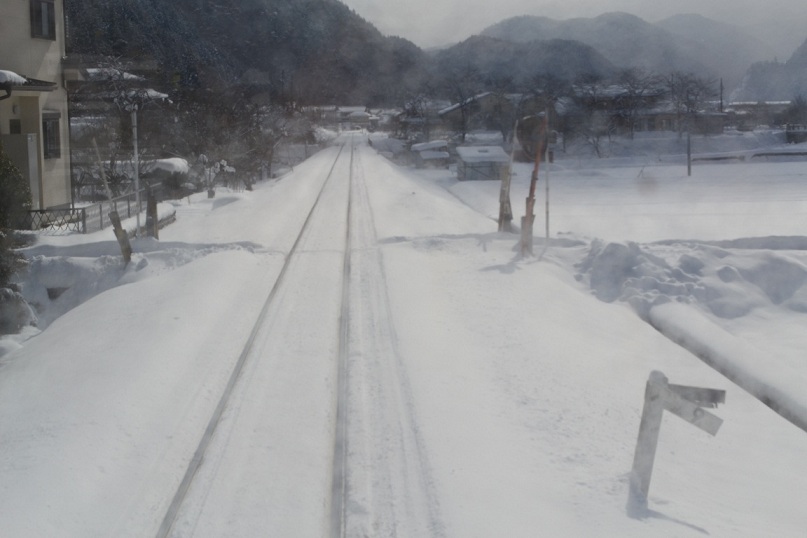 積雪の地域差(長良川鉄道の車窓から)_a0055650_916848.jpg