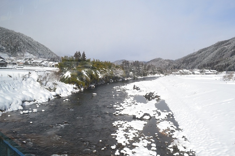 積雪の地域差(長良川鉄道の車窓から)_a0055650_9173972.jpg