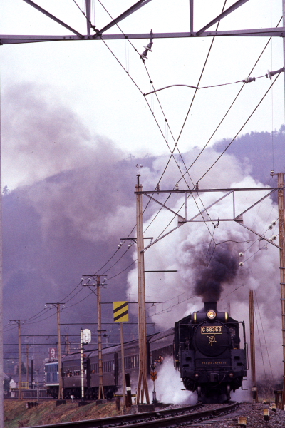 雨の黒谷発車 - 1988年・秩父 - _b0190710_23143529.jpg