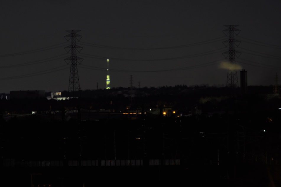 深谷市・仙元山からのスカイツリー夜景遠望（71.1ｋｍ）_c0043361_21312319.jpg