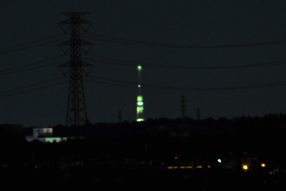 深谷市・仙元山からのスカイツリー夜景遠望（71.1ｋｍ）_c0043361_21315576.jpg